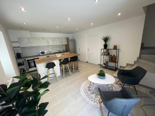 Charmante maison de rue rénovée et équipée gîte à louer Rochefourchat