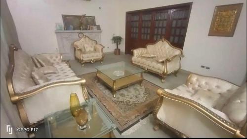 Full House - image 12