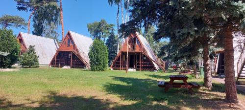 4 twin beds