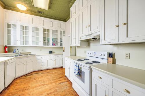 The Loft - Historic Dtwn Hondo Apt with Balcony in Хондо (Техас)