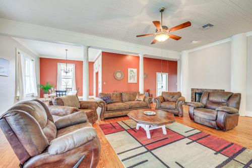 The Loft - Historic Dtwn Hondo Apt with Balcony in Хондо (Техас)