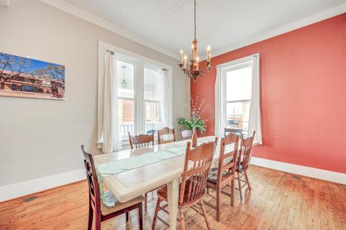 The Loft - Historic Dtwn Hondo Apt with Balcony in Хондо (Техас)