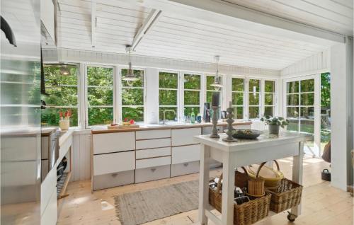 Kitchen, 3 Bedroom Pet Friendly Home In Ebeltoft in Ebeltoft