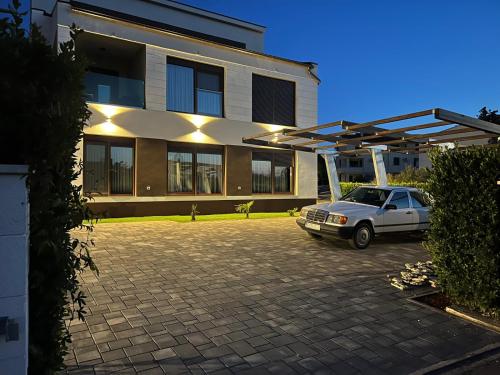 2 bedrooms, 3 beds