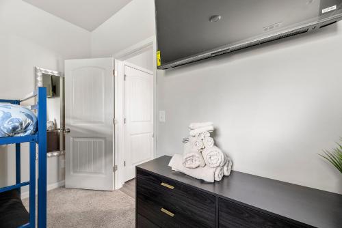 Atlanta Luxe Stay 5 Bedrooms, Comfort & Style sleeps 16 - Tap to explore photos