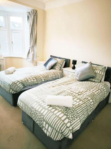 Stylish & Comfortable 4BR Retreat Sleeps 7, Ideal for Families & Professionals, Clark Property Estat – khách sạn tại Leigh