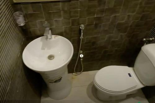 Fully Furnished Basement for Vacation - image 13