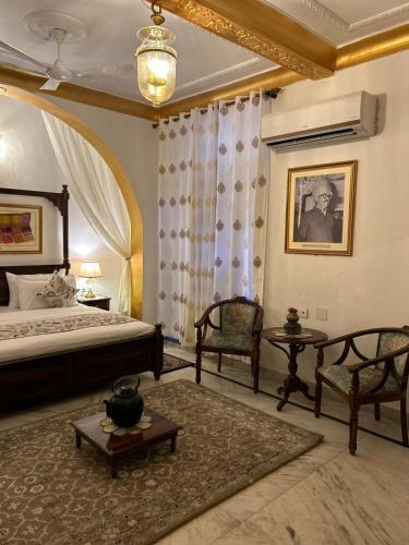 Deluxe Double or Twin Room image 9