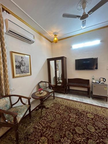 Large Double Room image 6