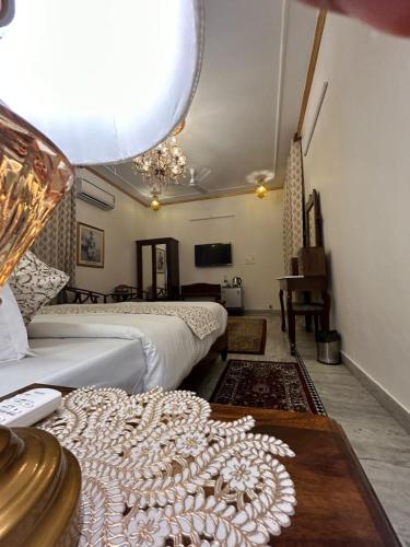 Large Double Room image 5