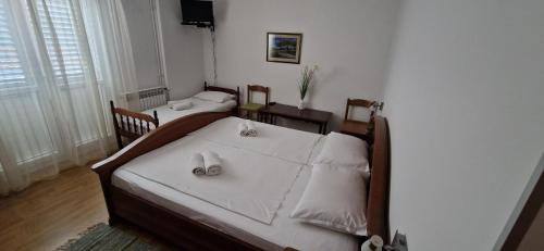 1 queen bed, 1 twin bed
