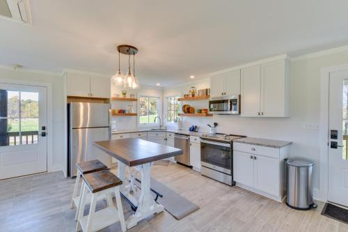 Modern Clarkesville Cottage w/ Decks & Patio! in Hollywood