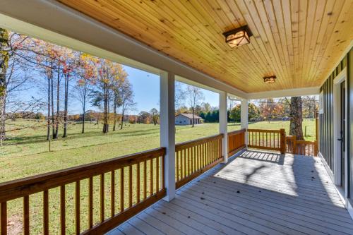 Modern Clarkesville Cottage w/ Decks & Patio! in Hollywood