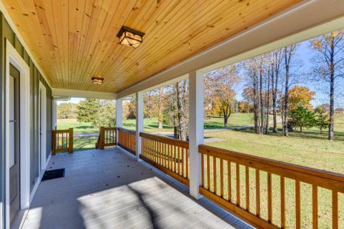 Modern Clarkesville Cottage w/ Decks & Patio! in Hollywood