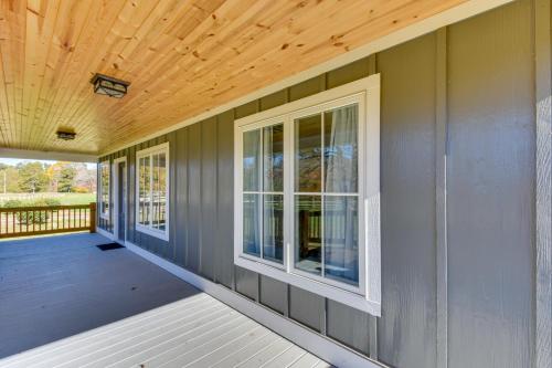 Modern Clarkesville Cottage w/ Decks & Patio! in Hollywood