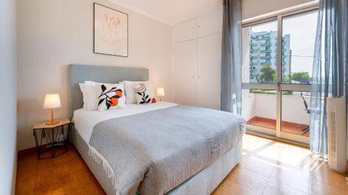 Comfy 3 BDR Flat With Pool & Balcony by LovelyStay in กาเบโก โด โมโก