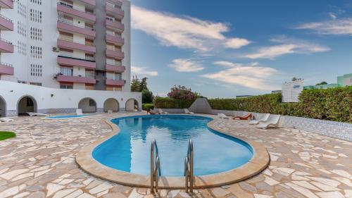 สระว่ายน้ำ, Comfy 3 BDR Flat With Pool & Balcony by LovelyStay in กาเบโก โด โมโก