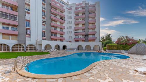 สระว่ายน้ำ, Comfy 3 BDR Flat With Pool & Balcony by LovelyStay in กาเบโก โด โมโก