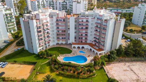 ทัศนียภาพภายนอกโรงแรม, Comfy 3 BDR Flat With Pool & Balcony by LovelyStay in กาเบโก โด โมโก