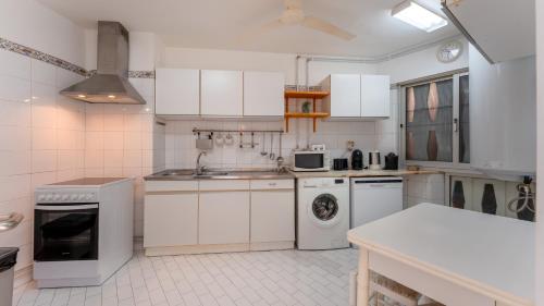 บริการและสิ่งอำนวยความสะดวก, Comfy 3 BDR Flat With Pool & Balcony by LovelyStay in กาเบโก โด โมโก