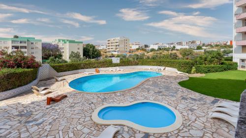 สวน, Comfy 3 BDR Flat With Pool & Balcony by LovelyStay in กาเบโก โด โมโก