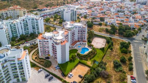 ทัศนียภาพภายนอกโรงแรม, Comfy 3 BDR Flat With Pool & Balcony by LovelyStay in กาเบโก โด โมโก