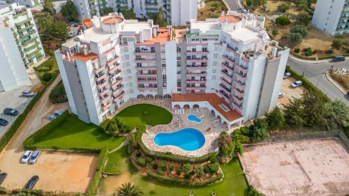 ทัศนียภาพภายนอกโรงแรม, Comfy 3 BDR Flat With Pool & Balcony by LovelyStay in กาเบโก โด โมโก