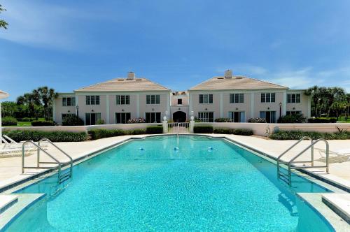Windsor Lodge Unit 20, studio, 1BR 1BA close to the beaches, pool access in Osprey (Florida)