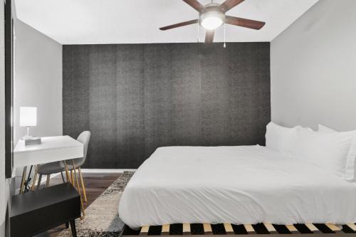 Fascinating Modern Luxe 1B in Austin Pool BBQ Fascinating Modern Luxe 1B in Austin Pool BBQ