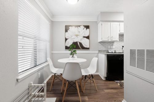 Fascinating Modern Luxe 1B in Austin Pool BBQ Fascinating Modern Luxe 1B in Austin Pool BBQ