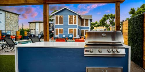 Fascinating Modern Luxe 1B in Austin Pool BBQ Fascinating Modern Luxe 1B in Austin Pool BBQ