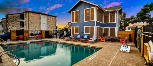 Fascinating Modern Luxe 1B in Austin Pool BBQ Fascinating Modern Luxe 1B in Austin Pool BBQ