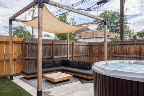 Urban Hot Tub Oasis - EV Charger - Walk to RiNo in Denver, USA