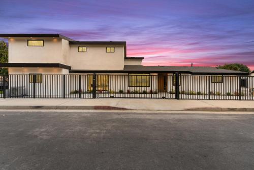 Luxury Living 3BR House with Outdoor space, Parking