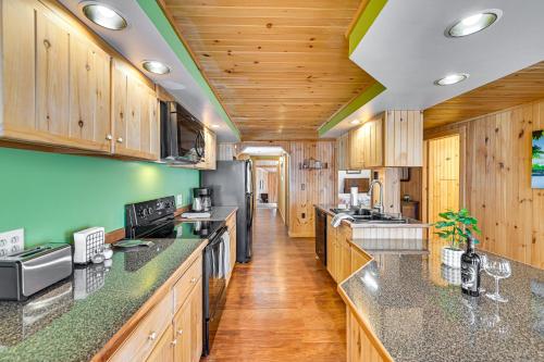 Pet-Friendly Boonville Apt with Deck on Main Street! in Boonville, USA