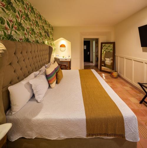 Superior King Room image 9