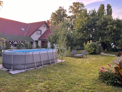 Swimming pool, Juhasz Apartman in Gyenesdias