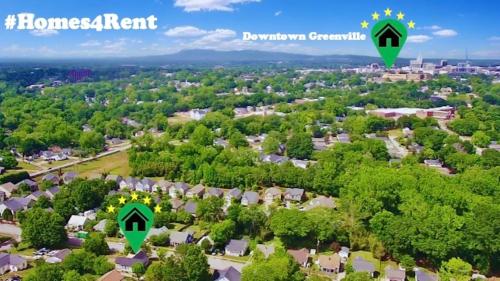 Downtown Retreat, Minutes from Main Street with Fenced in Backyard in Greenville, USA