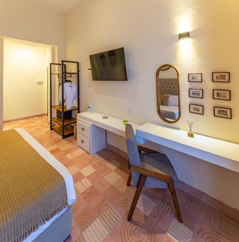 Superior King Room image 4