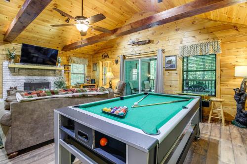Cabin with Private Hot Tub about 7 Mi to Pigeon Forge! in Sevierville, USA