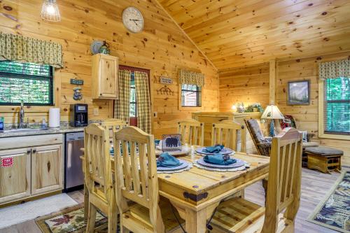 Cabin with Private Hot Tub about 7 Mi to Pigeon Forge! in Sevierville, USA