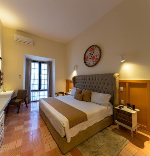 Superior King Room image 8