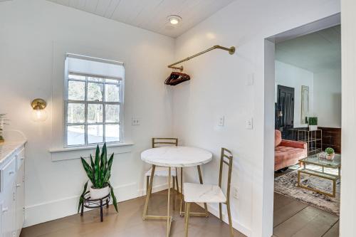 Quaint Winesburg Cottage with Porch and Pond! in 坎頓市中心