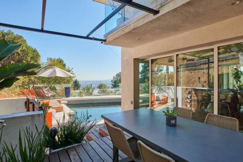Luxe in Hollywood Hills- modern oasis, pool 5 min to Sunset in Los Angeles, USA