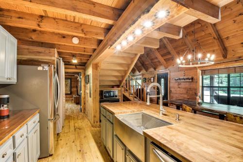 The Cabin at Dukes Creek with Fire Pit and Hot Tub! in Sautee Nacoochee, USA