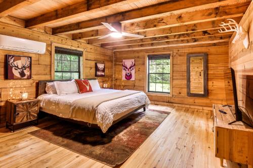 The Cabin at Dukes Creek with Fire Pit and Hot Tub! in Sautee Nacoochee, USA