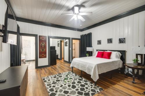. Modern Greenwood Studio Less Than 1 Mi to Downtown!