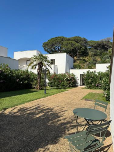 Exterior view, Beach Cannes Bungalows - Appart'hotel in Le Cannet
