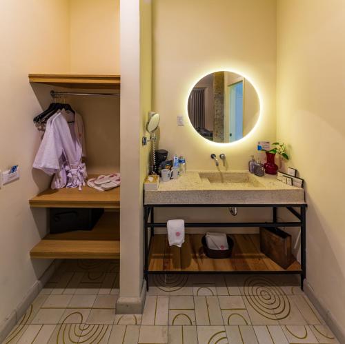 Deluxe Double Room with Extra Bed image 4