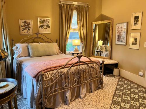 THE CW HOUSE Room Type - Deluxe Queen Room
